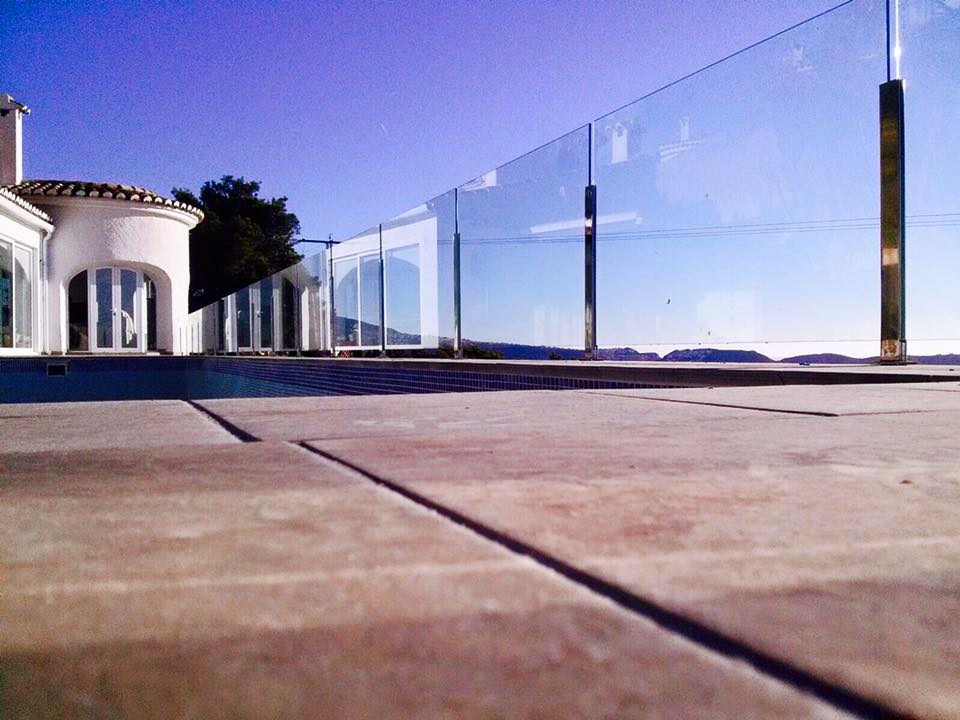 valla cristal alrededor piscina Xabia cambio balaustrada piscina Xabia