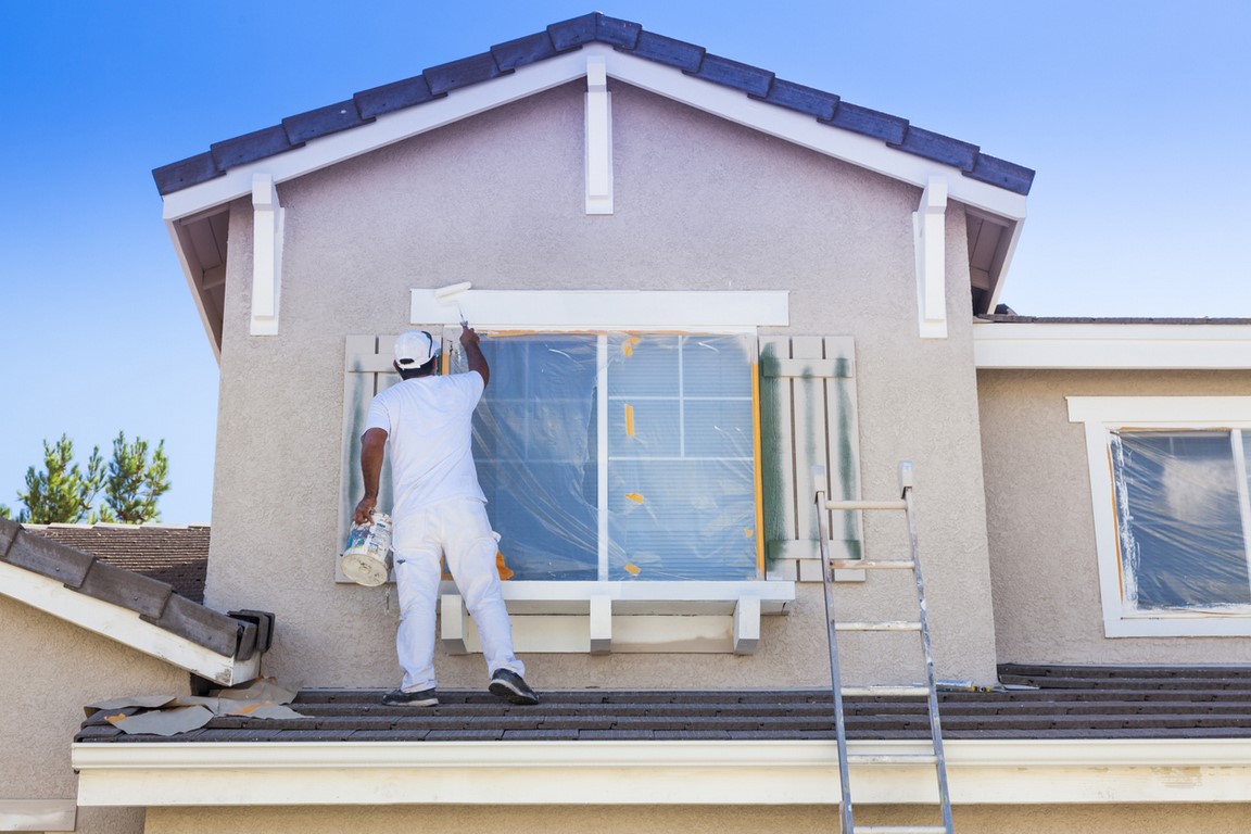 House Painter Painting the Trim And Shutters of Home reforma fachada edificio Ultramar Xabia